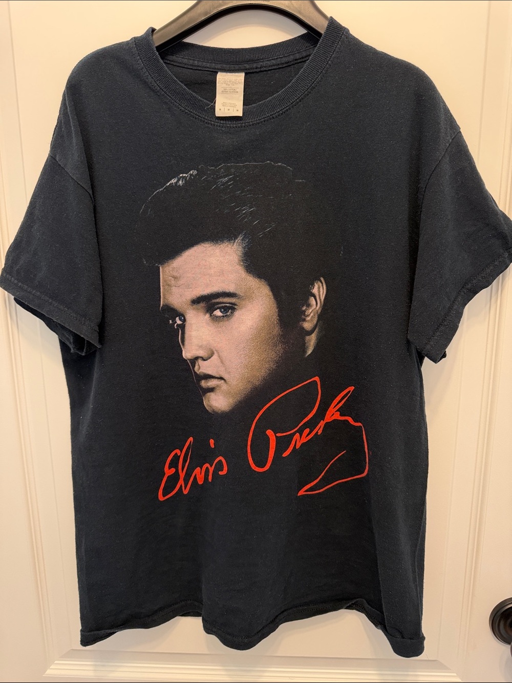 Classic Elvis Presley Graphic Portrait Vintage T-shirt with Red Script